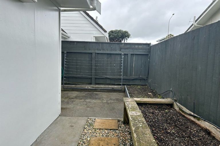 Photo of property in 2/49 Mana Esplanade, Paremata, Porirua, 5026