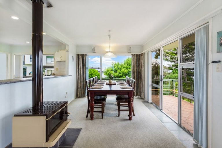 Photo of property in 23 Roberts Road, Matakatia, Whangaparaoa, 0930