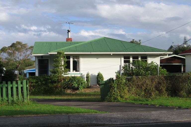 Photo of property in 15 Coniston Avenue, Te Atatu South, Auckland, 0610