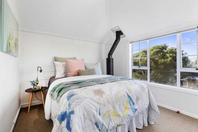 Photo of property in 116 Akaroa Drive, Maupuia, Wellington, 6022