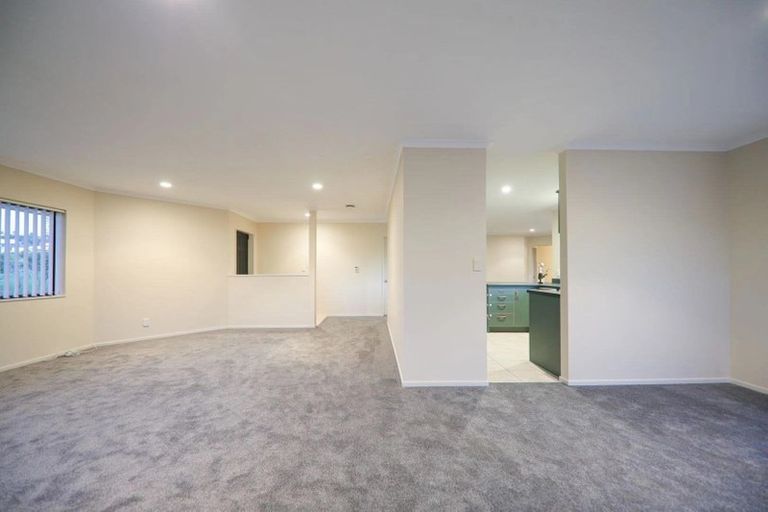 Photo of property in 9 Ballintra Close, Pinehill, Auckland, 0632