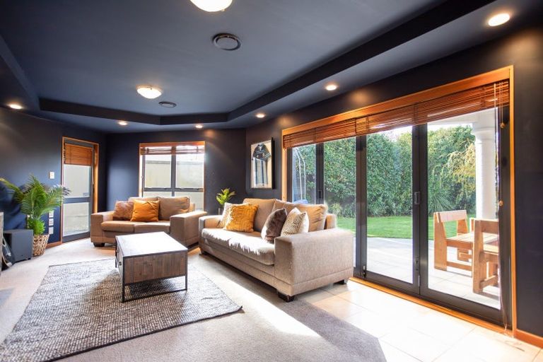 Photo of property in 33 Ruapehu Drive, Fitzherbert, Palmerston North, 4410