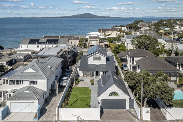 Photo of property in 51 Milford Road, Milford, Auckland, 0620