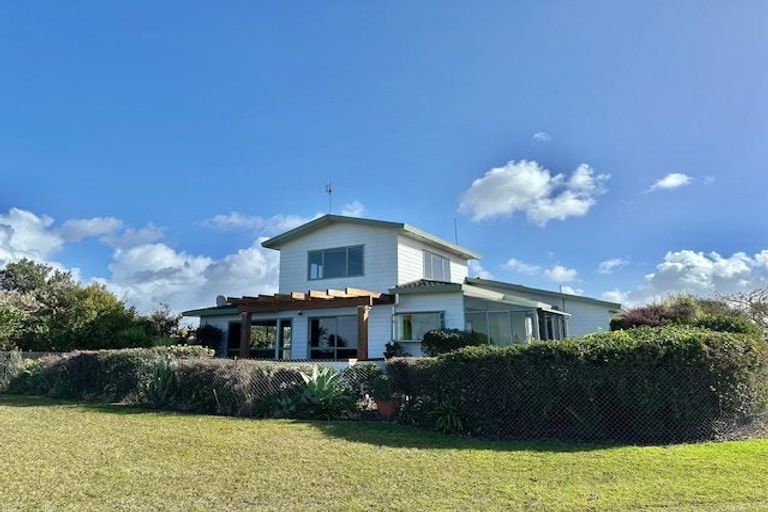 Photo of property in 1415 Whangaparaoa Road, Army Bay, Whangaparaoa, 0930