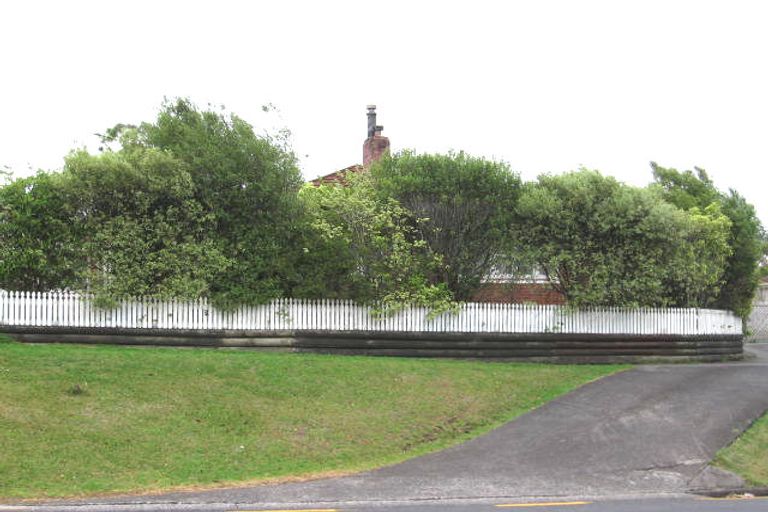Photo of property in 125 Millbrook Road, Sunnyvale, Auckland, 0612