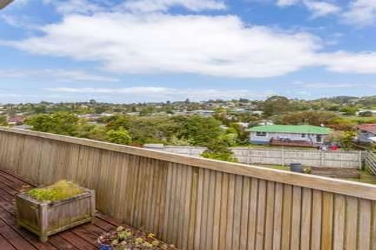 Photo of property in 104 Lantana Road, Green Bay, Auckland, 0604