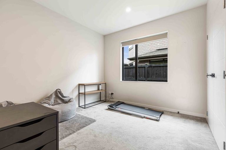 Photo of property in 16 Sir Lincoln Drive, Kumeu, 0810