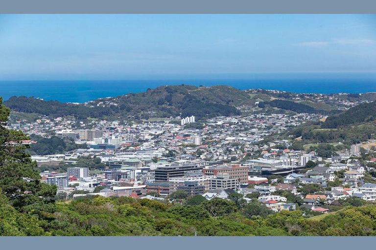 Photo of property in 12 Middlesex Place, Northland, Wellington, 6012