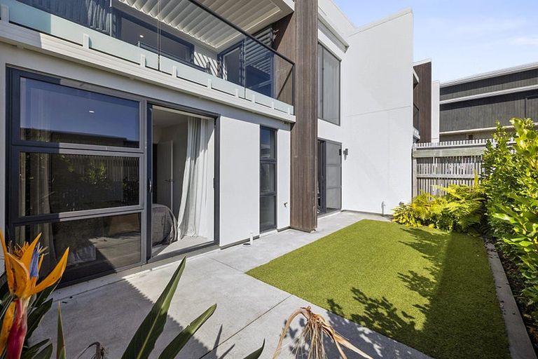 Photo of property in 2/11a Baring Terrace, Strandon, New Plymouth, 4312