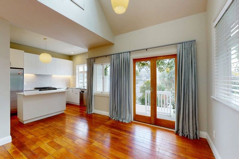 Photo of property in 19 Scarborough Terrace, Mount Victoria, Wellington, 6011