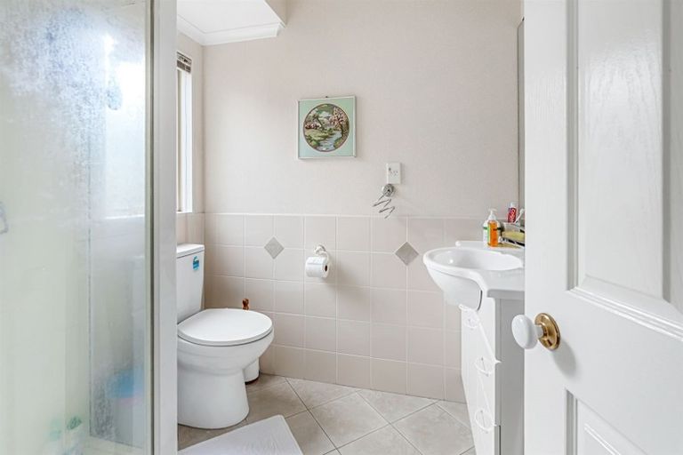 Photo of property in 8 Landvale Court, Browns Bay, Auckland, 0630