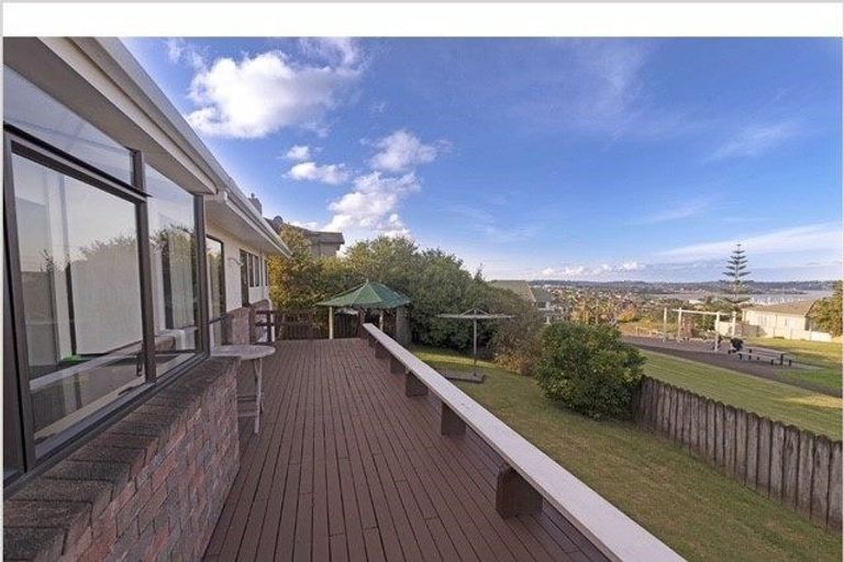 Photo of property in 3 Whiting Grove, West Harbour, Auckland, 0618