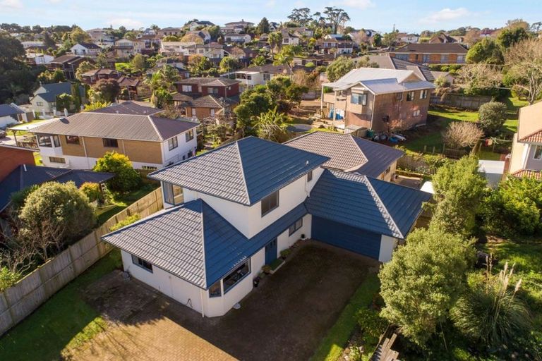 Photo of property in 16 Ewhurst Place, Goodwood Heights, Auckland, 2105