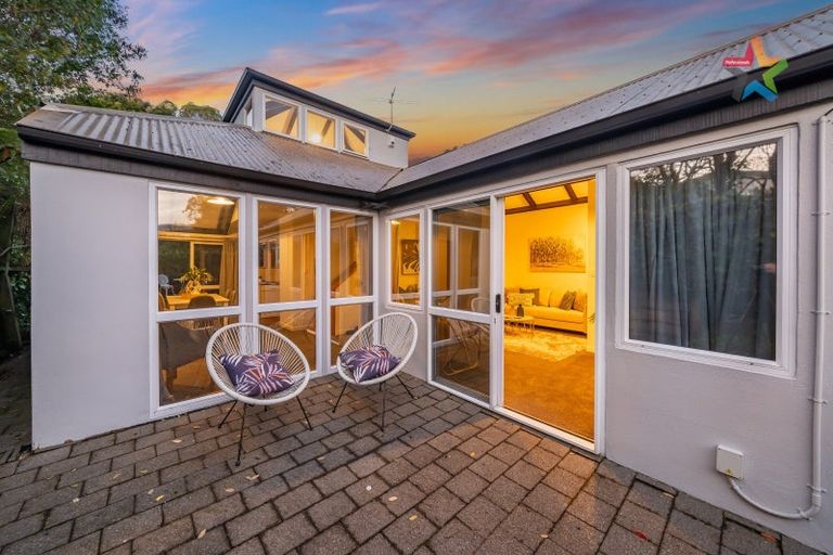 Photo of property in 2/196 Dowse Drive, Maungaraki, Lower Hutt, 5010