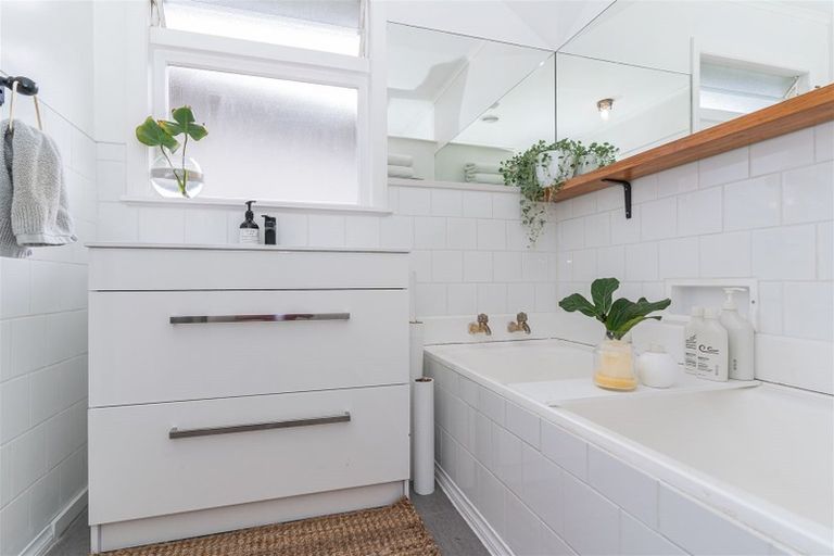 Photo of property in 6 Newhaven Place, Roslyn, Palmerston North, 4414