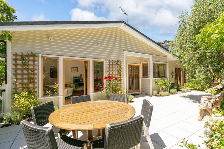 Photo of property in 60 Glen Road, Kelburn, Wellington, 6012