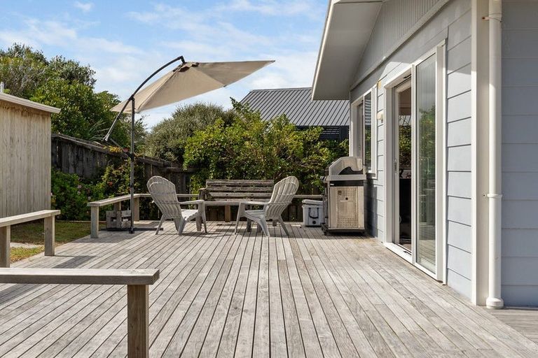 Photo of property in 16 Karaka Street, Otaki Beach, Otaki, 5512