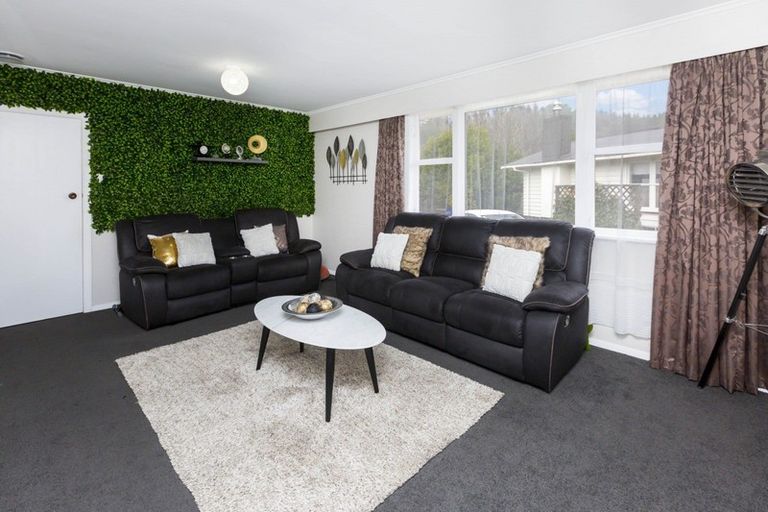 Photo of property in 9 Oregon Drive, Maoribank, Upper Hutt, 5018