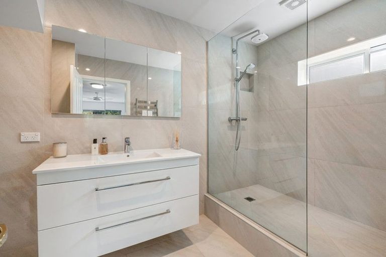 Photo of property in 21 Korotaha Terrace, Rothesay Bay, Auckland, 0630