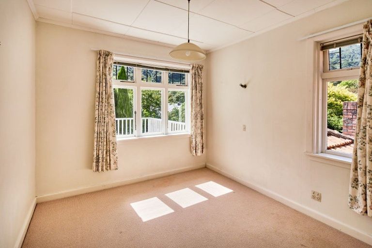 Photo of property in 2 Dillon Street, Lowry Bay, Lower Hutt, 5013