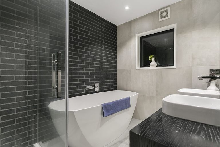 Photo of property in 2/92 Churchill Road, Murrays Bay, Auckland, 0630