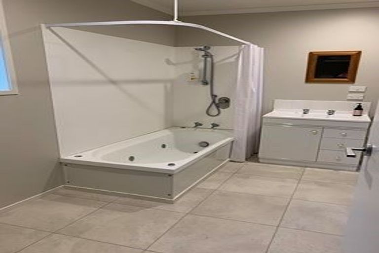 Photo of property in 20 Messenger Terrace, Oakura, 4314