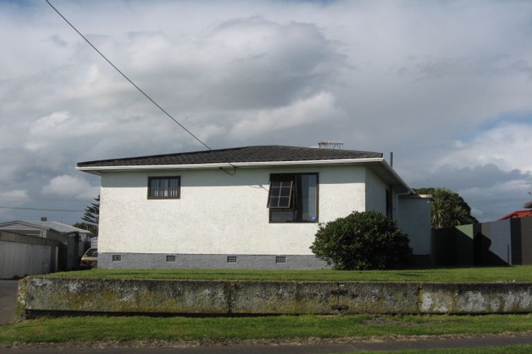 Photo of property in 12 Omori Place, Castlecliff, Whanganui, 4501