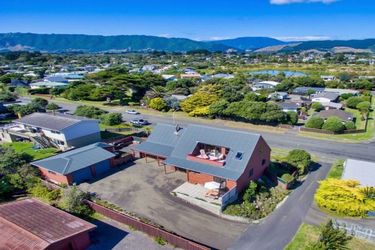 Photo of property in 115 Tutere Street, Waikanae Beach, Waikanae, 5036