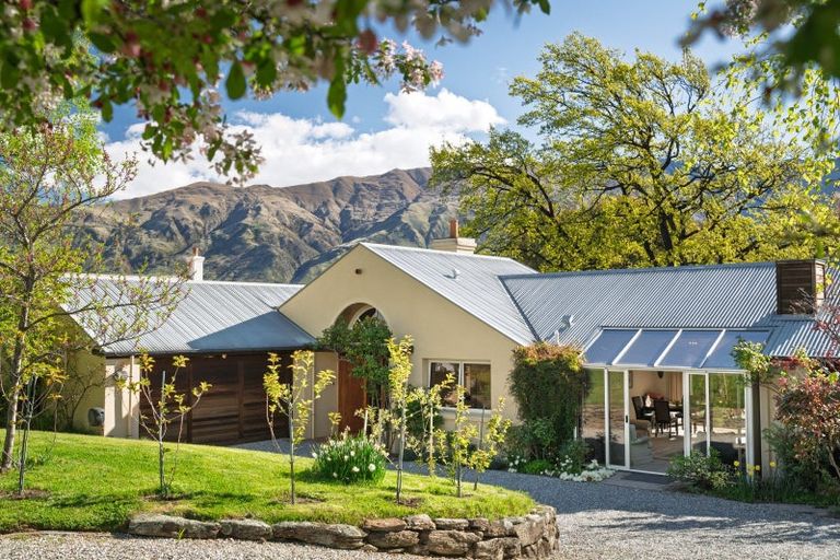Photo of property in 30 Beacon Point Road, Wanaka, 9305