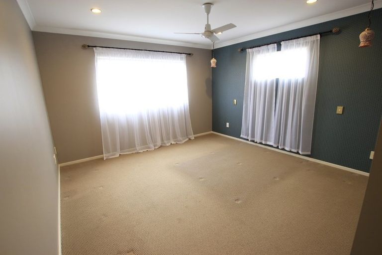 Photo of property in 15 Newbury Place, Schnapper Rock, Auckland, 0632
