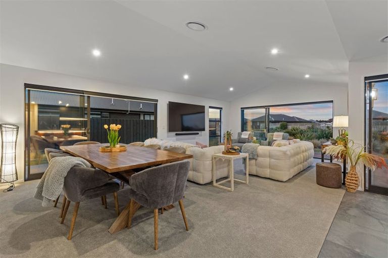 Photo of property in 17 Angus Place, Rangiora, 7400