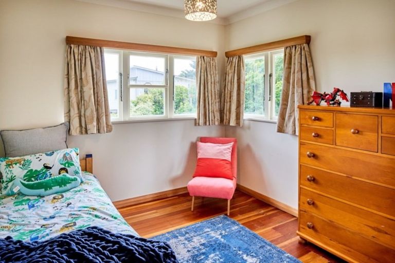 Photo of property in 11 View Road, Titahi Bay, Porirua, 5022