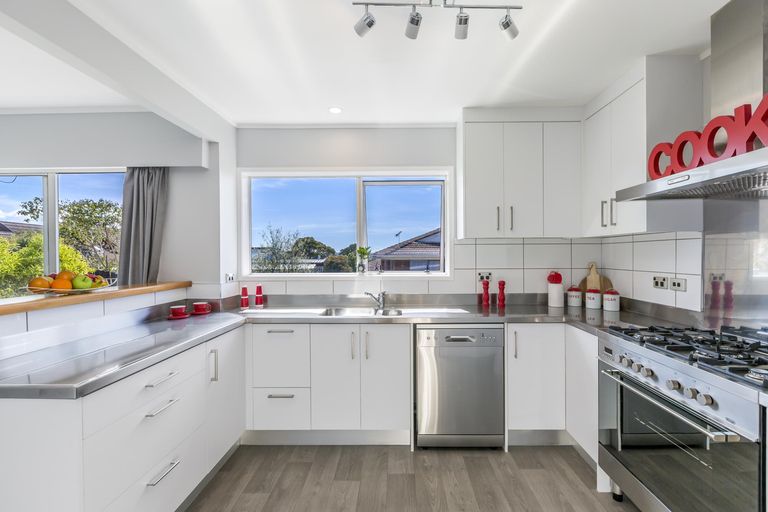 Photo of property in 1/12 Lydford Place, Glendene, Auckland, 0602