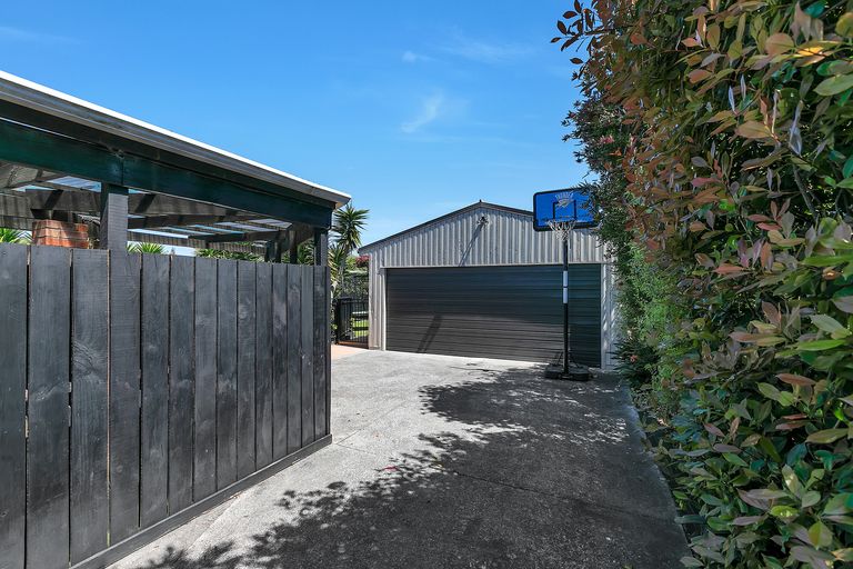 Photo of property in 17 Matua Road, Huapai, Kumeu, 0810