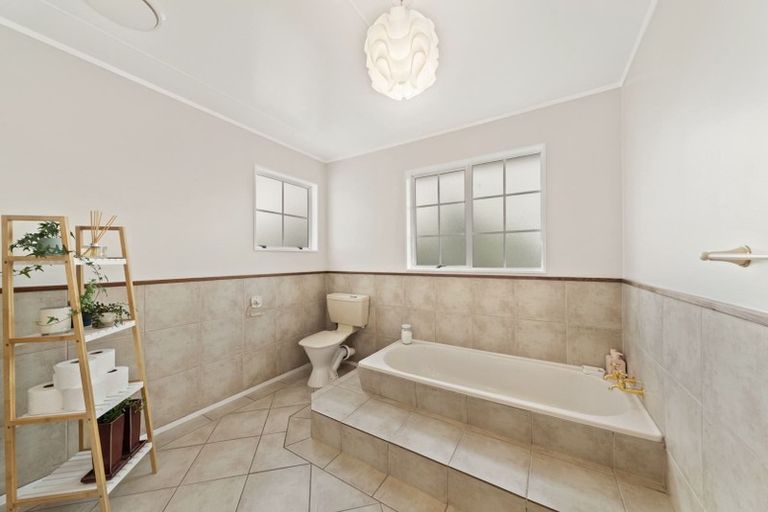 Photo of property in 4 Ingle Avenue, Waipahihi, Taupo, 3330