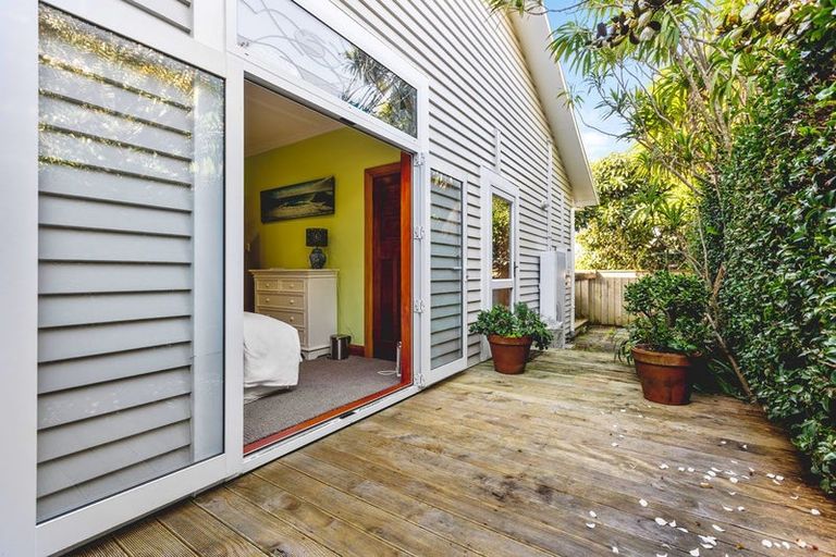 Photo of property in 42 Octavius Place, New Plymouth, 4312