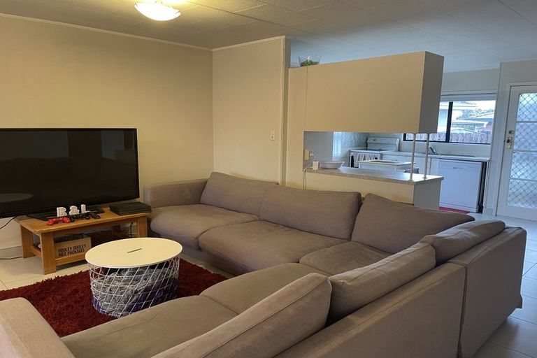 Photo of property in 1/1 Barbados Drive, Unsworth Heights, Auckland, 0632