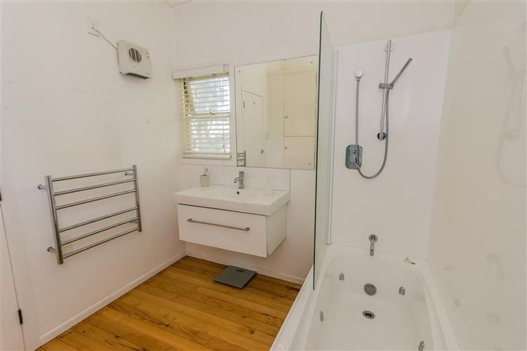 Photo of property in 45 Tane Road, Laingholm, Auckland, 0604