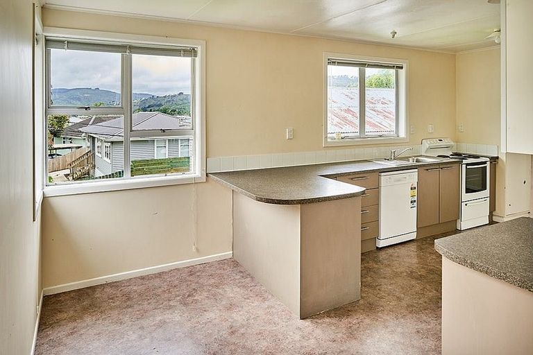 Photo of property in 4 Thomson Grove, Stokes Valley, Lower Hutt, 5019