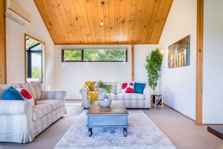 Photo of property in 52 Rauhuia Crescent, Parau, Auckland, 0604