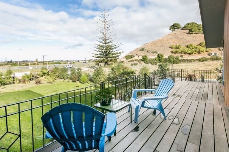 Photo of property in 63 Oak Road, Poraiti, Napier, 4112