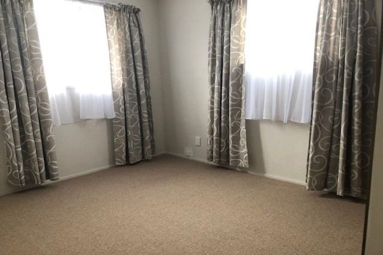 Photo of property in 1/27 Aeroview Drive, Beach Haven, Auckland, 0626