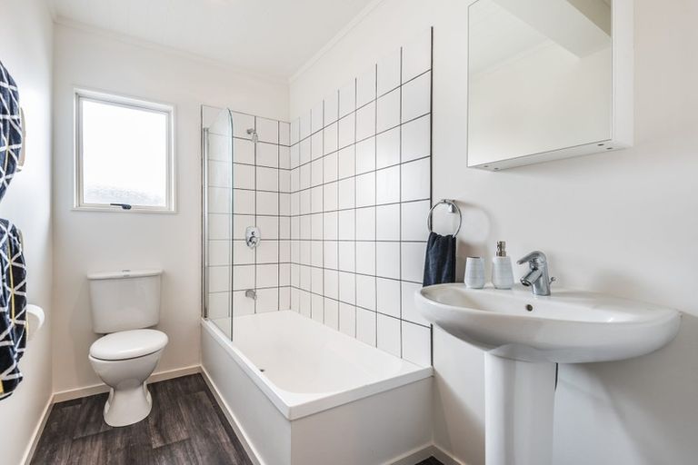 Photo of property in 1042a Great North Road, Point Chevalier, Auckland, 1022