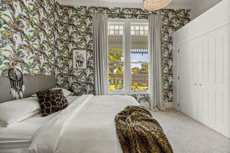 Photo of property in 329 Mangorei Road, Merrilands, New Plymouth, 4312