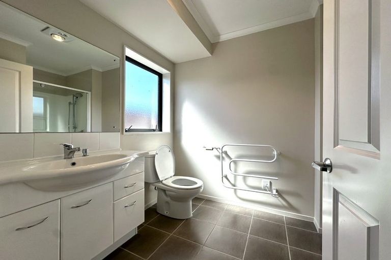 Photo of property in 9 Percy Kinsman Crescent, Riverstone Terraces, Upper Hutt, 5018