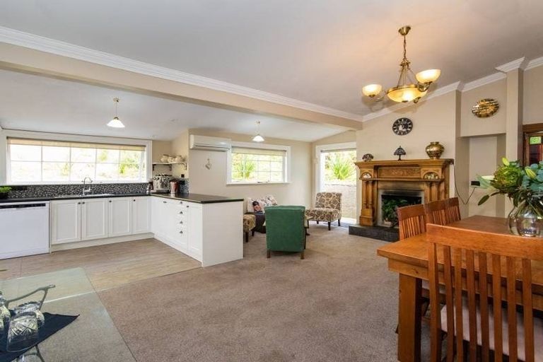 Photo of property in 32 Milton Road, Bluff Hill, Napier, 4110
