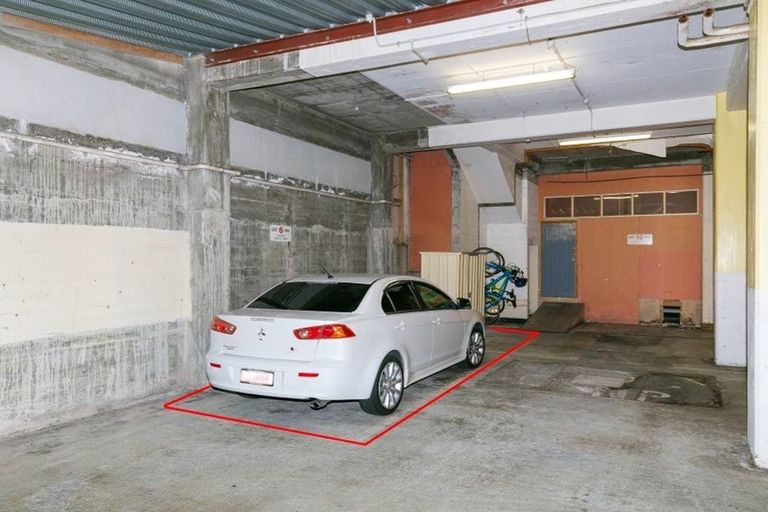 Photo of property in Endeavour Apartments, 6/125 Thorndon Quay, Pipitea, Wellington, 6011