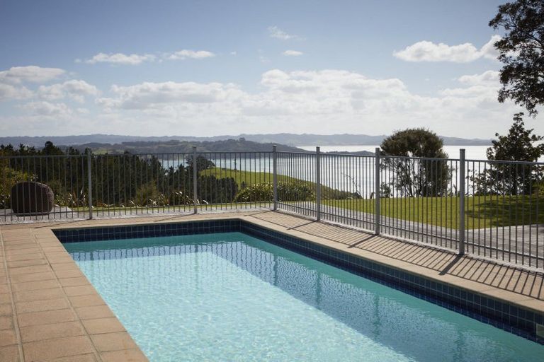 Photo of property in 15a Te Papa Road, Kawakawa Bay, 2585