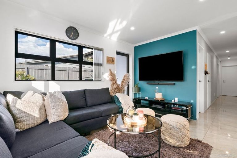 Photo of property in 15a Seaward Place, Wattle Downs, Auckland, 2103