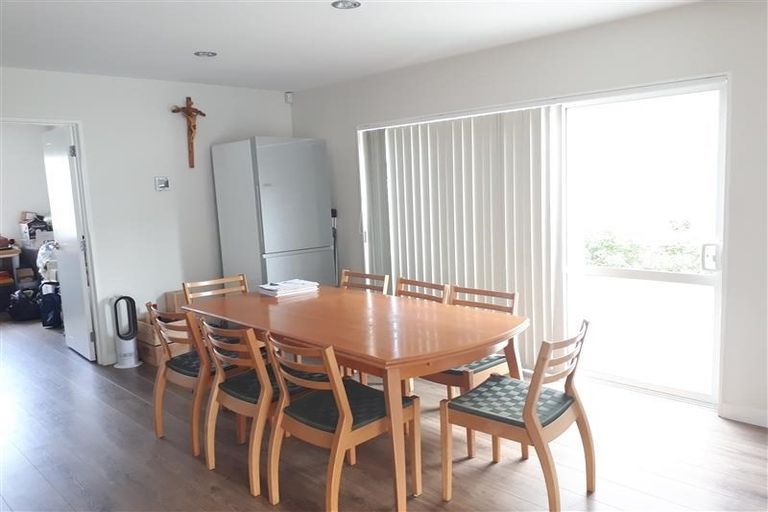 Photo of property in 16 Sohlue Place, Oteha, Auckland, 0632